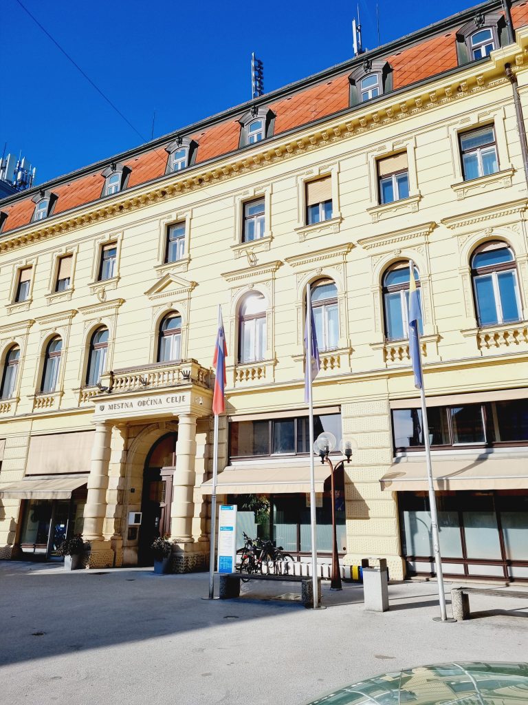 Mestna občina z upravo